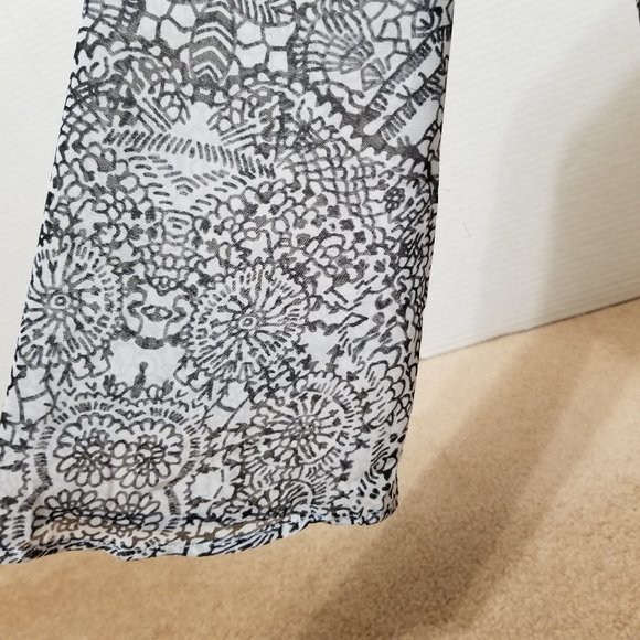 Ambiance top Small semi sheer floral geometric print split back bell sleeve - Picture 6 of 13